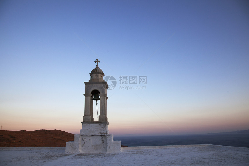 希腊提诺斯岛日落时的教堂钟塔图片