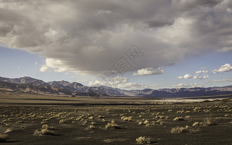 美国加利福尼亚州谷公园UbehebeCrater的景观图片