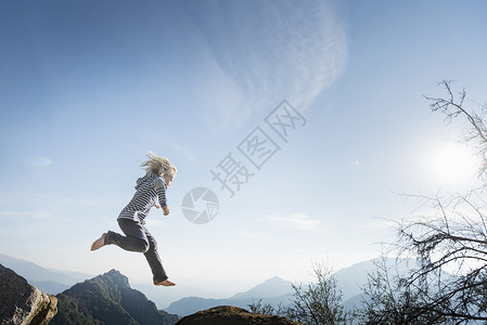 美国加利福尼亚州塞科公园跳跃的男孩图片