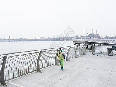 美国纽约海滨有一个男孩在跑步能量高清图片素材