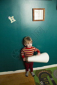 游乐室的男幼儿在玩纸筒图片