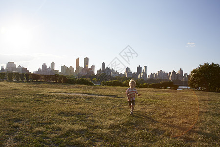 男孩在公园草地上奔跑男婴高清图片素材