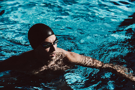 水中游泳的男性图片