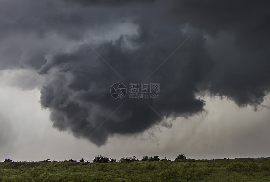 美国俄克拉何马州韦诺卡农村地区的旋转雷暴图片