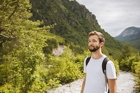 站在山路上远望的男人图片素材