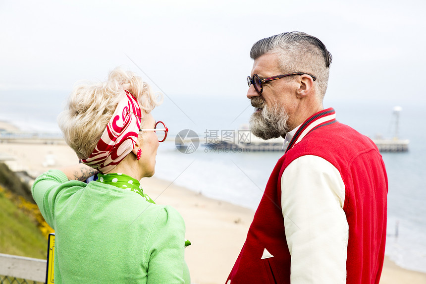 英国伯恩茅斯的一对情侣站在海边图片