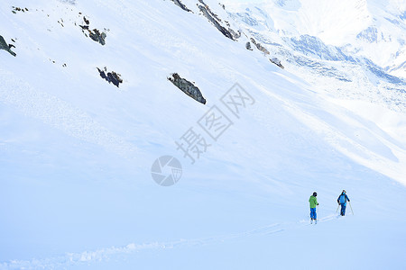 滑雪度假的滑雪者图片