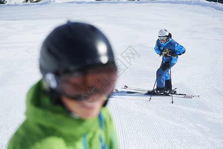 雪地中穿戴滑雪装备的人图片