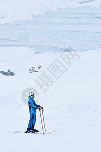 雪地中滑雪的人图片