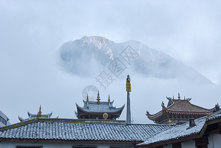 四川江京城寺和雾山的屋顶图片
