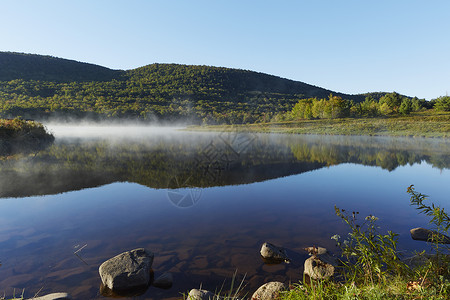 湖边山谷的风景图片