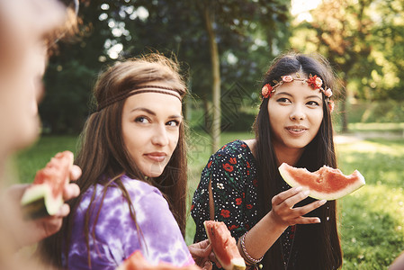 年轻女子在节日吃甜瓜片图片