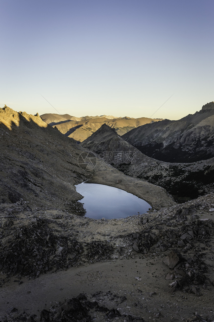 安第斯山脉湖景图片