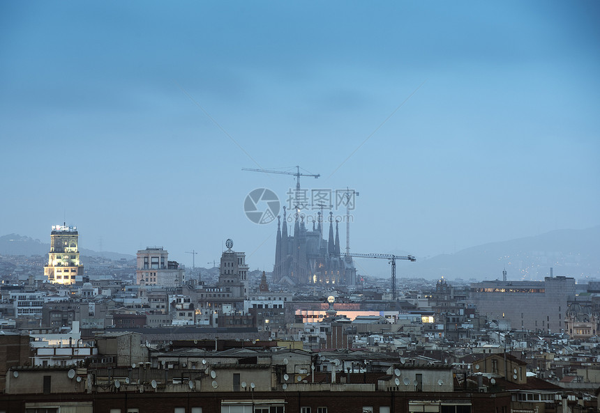 与LaSagradaFamilias和建筑起重机合照的高低湿度城市景色西班牙巴塞罗那图片