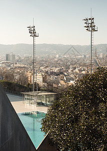 西班牙巴塞罗那游泳池高城市风景及游泳池图片