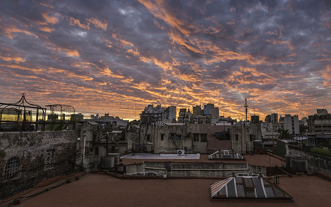 阿根廷布宜诺斯艾利斯圣特尔莫屋顶城市景观和壮观的日落天空图片