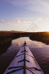 美国加利福尼亚州MorroBay日落时河上皮艇的个人观点图片