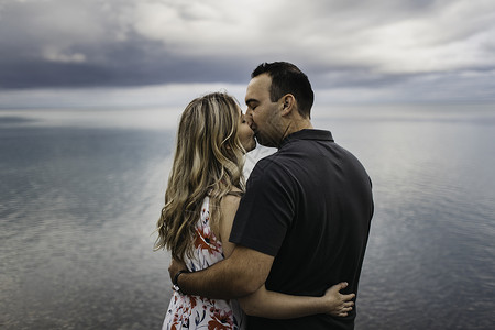 加拿大奥沙瓦水边接吻的浪漫情侣宁静的高清图片素材