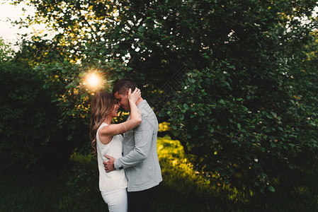 日落时在公园中面对浪漫的年轻夫妇对面友谊高清图片素材