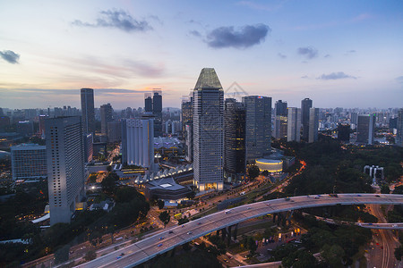 新加坡东南亚黄昏高城市风景速公路和摩天大楼图片