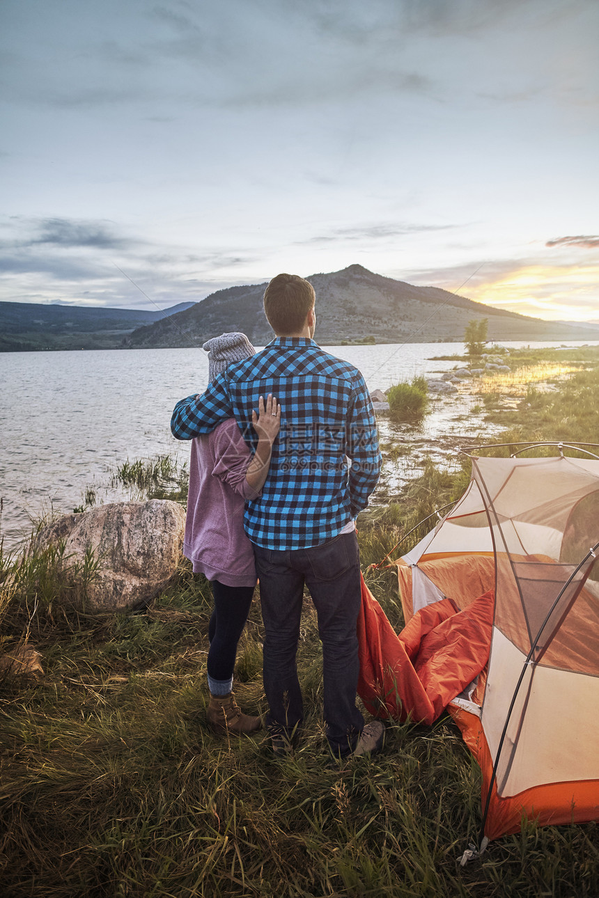 站在帐篷旁边的一对夫妇看着风景美国科罗拉多州海尼图片