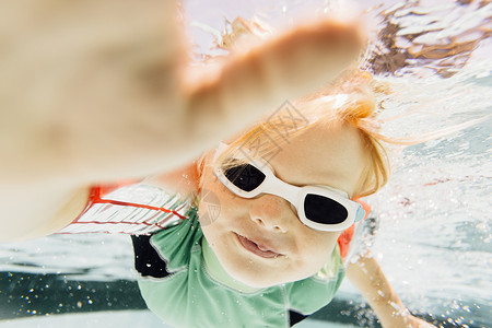 在水下游泳池的小男孩水下风景享乐高清图片素材