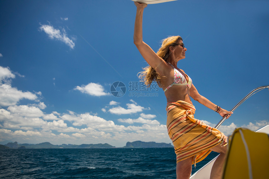 在游艇上放松妇女BanKohLantaKrabi泰国亚洲图片