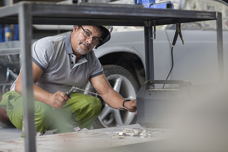 修理车间的焊接工人图片