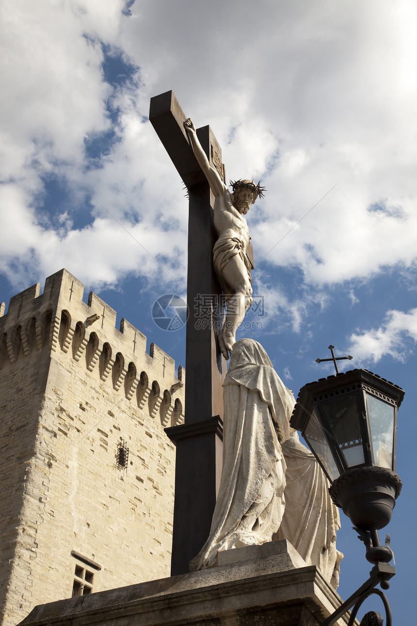 法国普罗旺斯阿尔卑奥祖州阿维尼翁帕佩斯宫十字雕像图片
