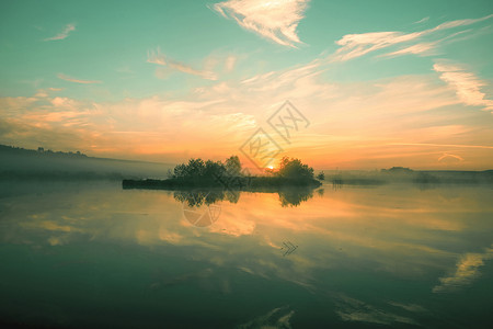 日落时的湖面倒影图片