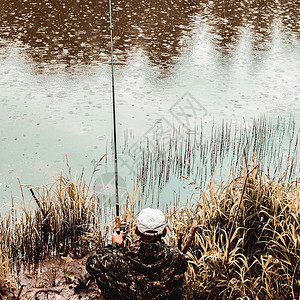 湖边钓鱼的中年男性图片