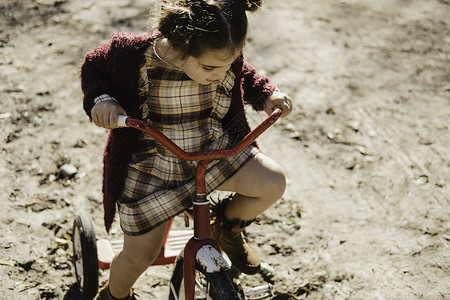 女孩骑三轮车高清图片