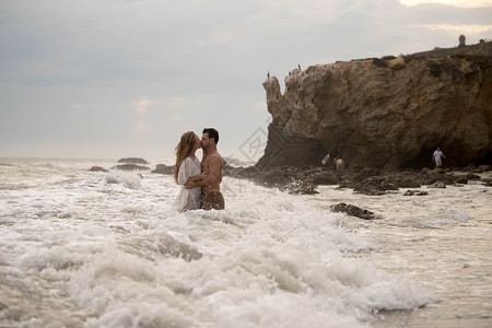 美国加利福尼亚州马里布海边的情侣图片