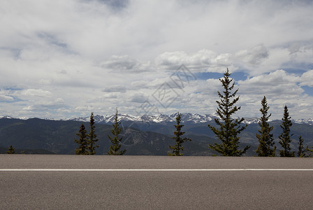 美国科罗拉多州长青市公路和远山图片
