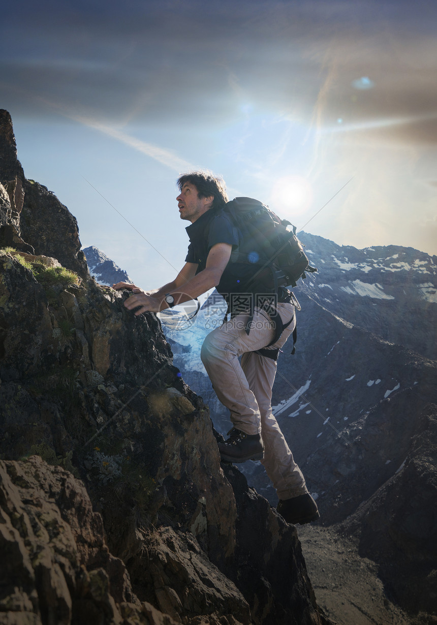 成年男攀岩者攀爬瑞士瓦莱斯杰吉霍恩图片