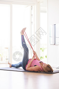 孕妇在客厅瑜伽垫上锻炼图片