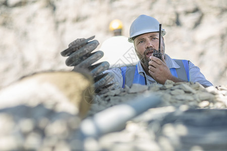 采石场的工人用对讲机说话图片
