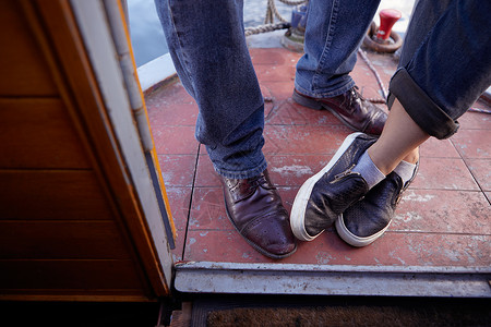 夫妻在运河船上的双脚图片