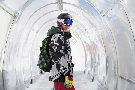 滑雪道中滑雪板运动员的肖像图片