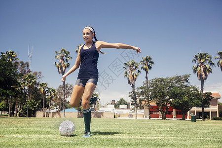 学校操场踢足球的女生图片