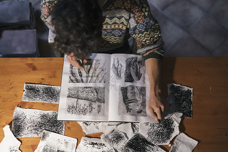 男艺术家在工作室绘画草图本的超视线图片