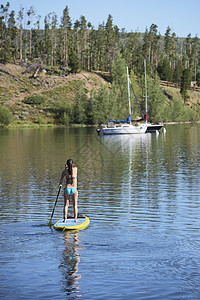 美国科罗拉多州弗里斯科湖上站在滑板图片