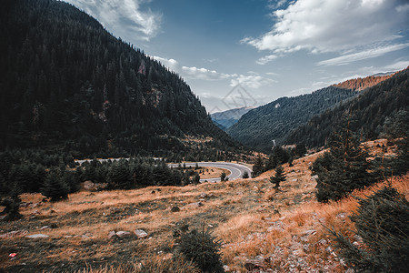 罗马尼亚瓦斯吕德拉贾山区景观中有发夹弯的遥远公路背景图片