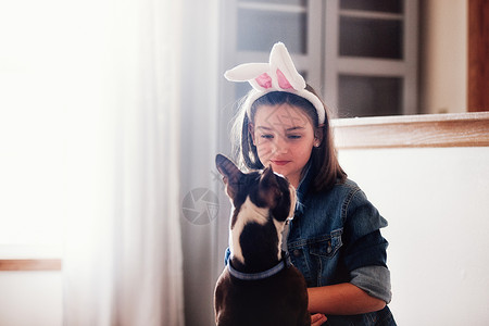 复活节兔子耳朵女孩和狗坐在一起图片
