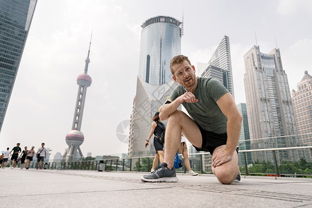 在上海金融中心休息的年轻男人图片