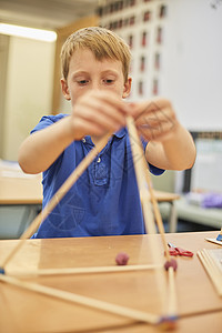 小学教室中男生在课堂上用球和棍棒做模型图片