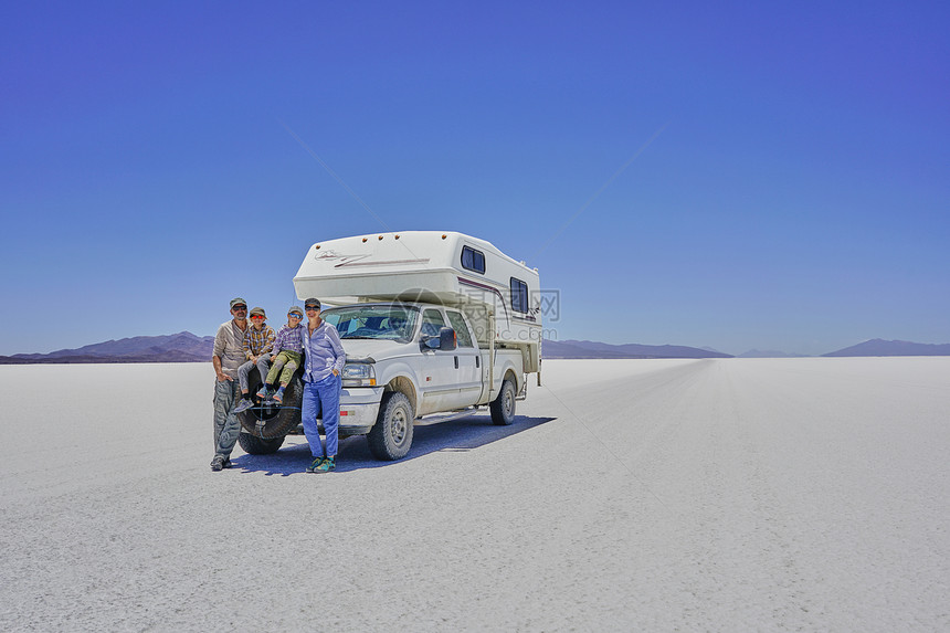一家人站在停泊的娱乐车前面玻利维亚南美洲图片