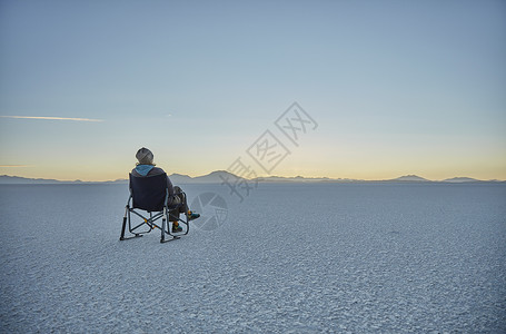 坐在盐滩的露营椅上看风景图片