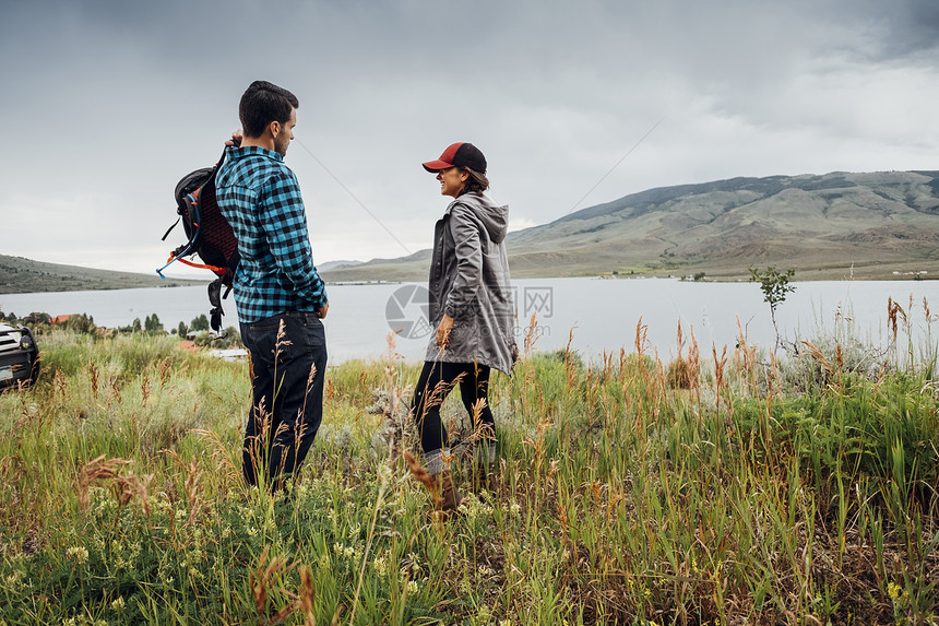 美国科罗拉多州徒步行走的夫妇图片