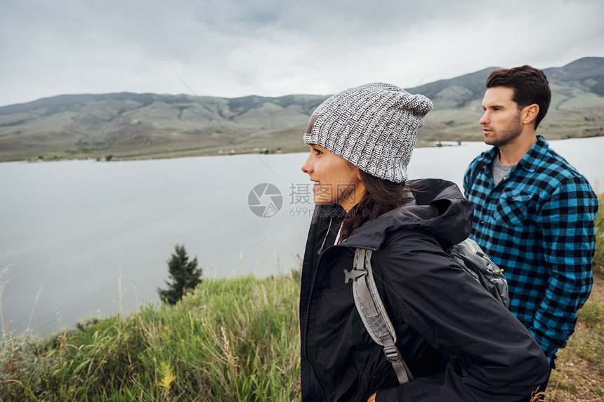 一对夫妇站在河边看风景美国科罗拉多州图片